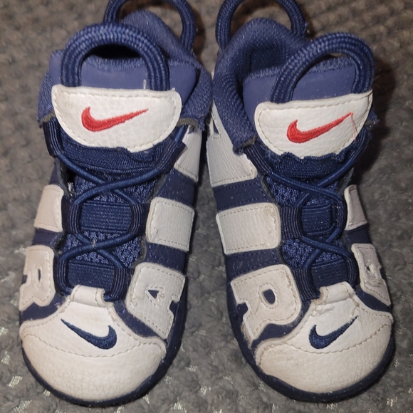 Nike Kids Sneakers in White and Navy - Picture 10 of 11